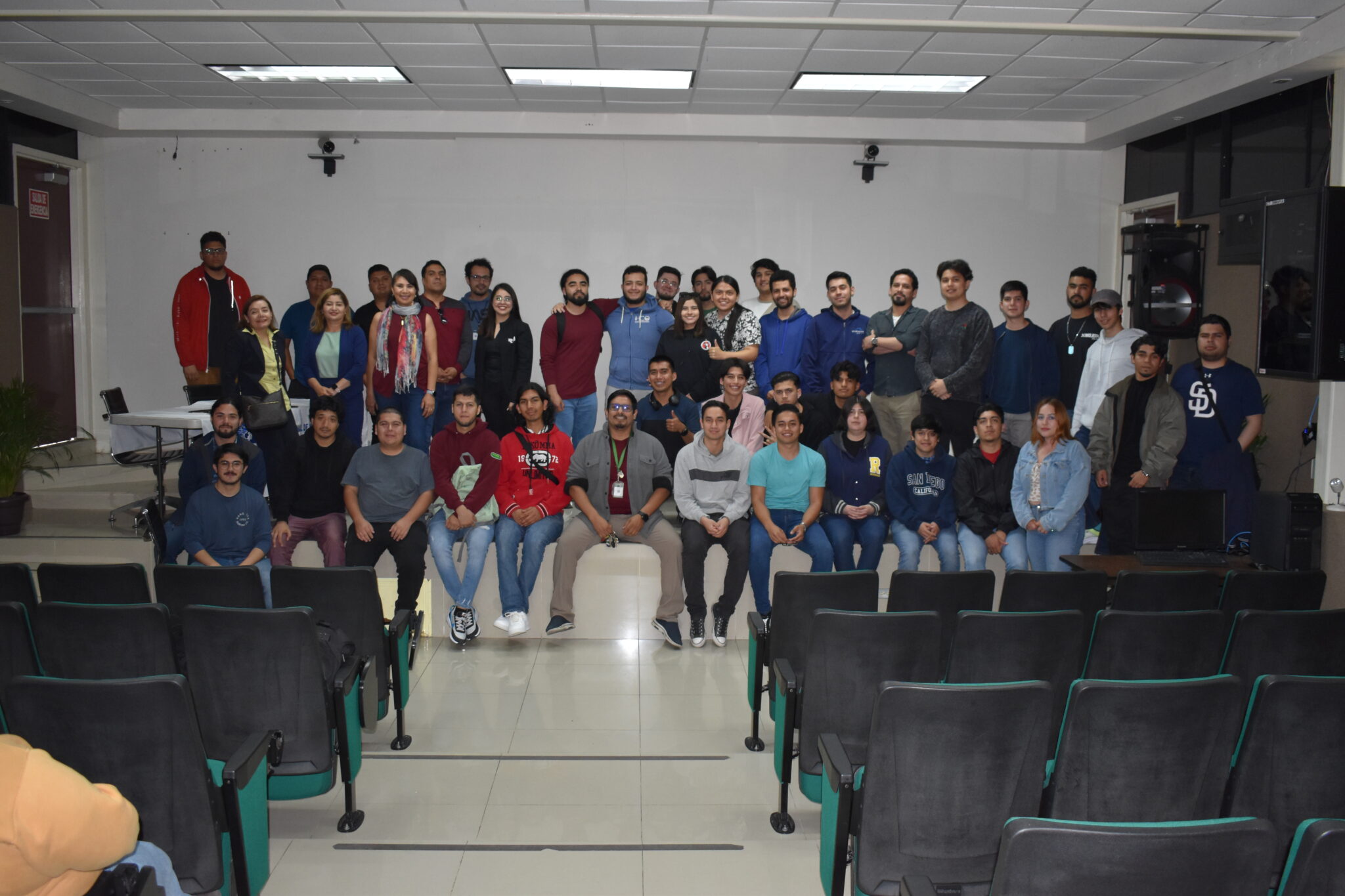 Presentan conferencia sobre experiencias del Modelo Dual