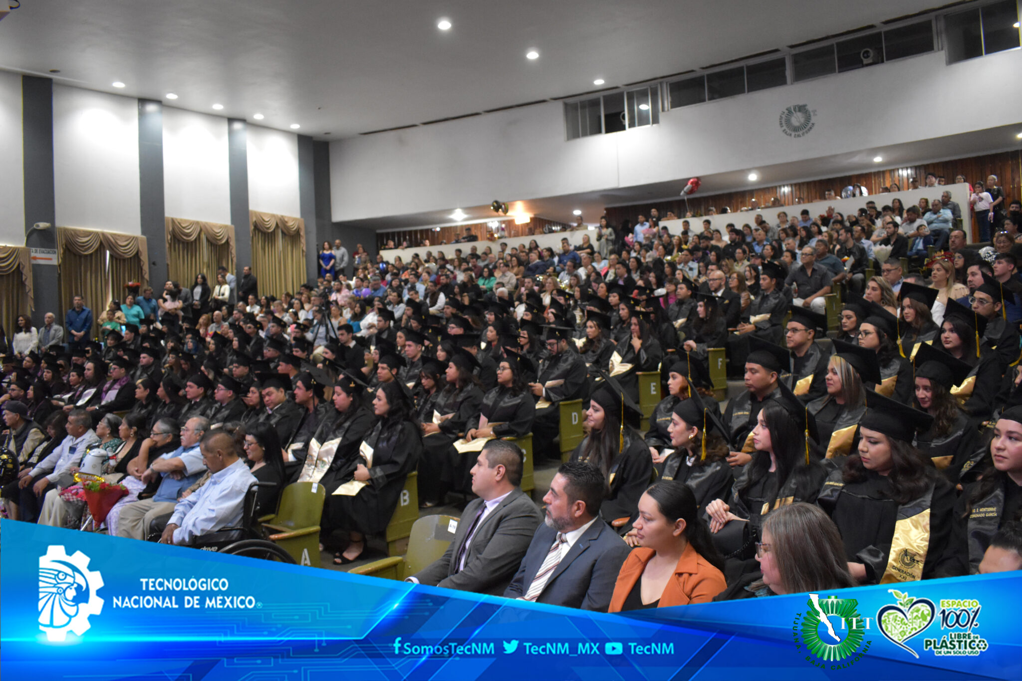 EGRESAN NUEVOS PROFESIONISTAS