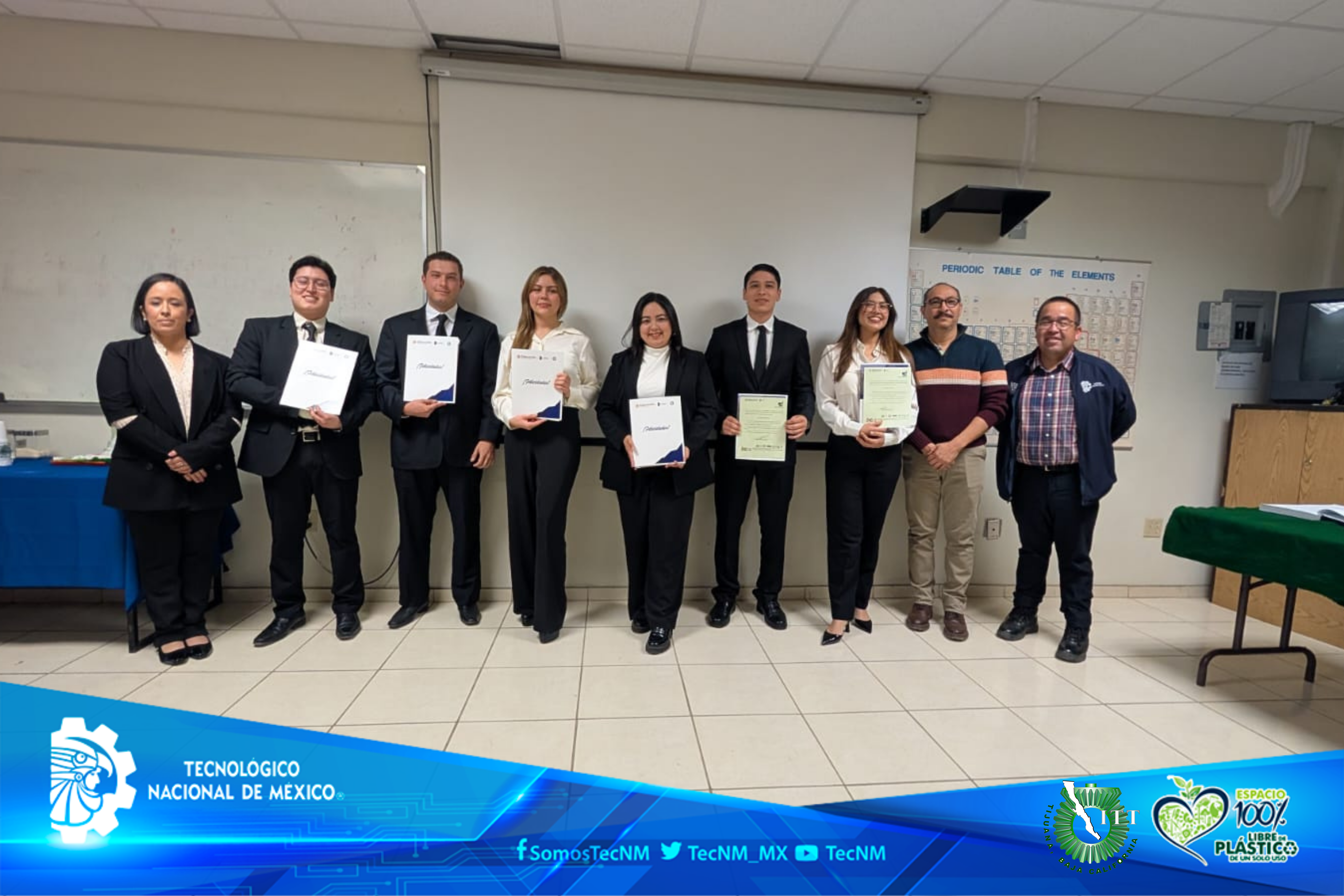 Seis egresados concluyen su proceso de titulación