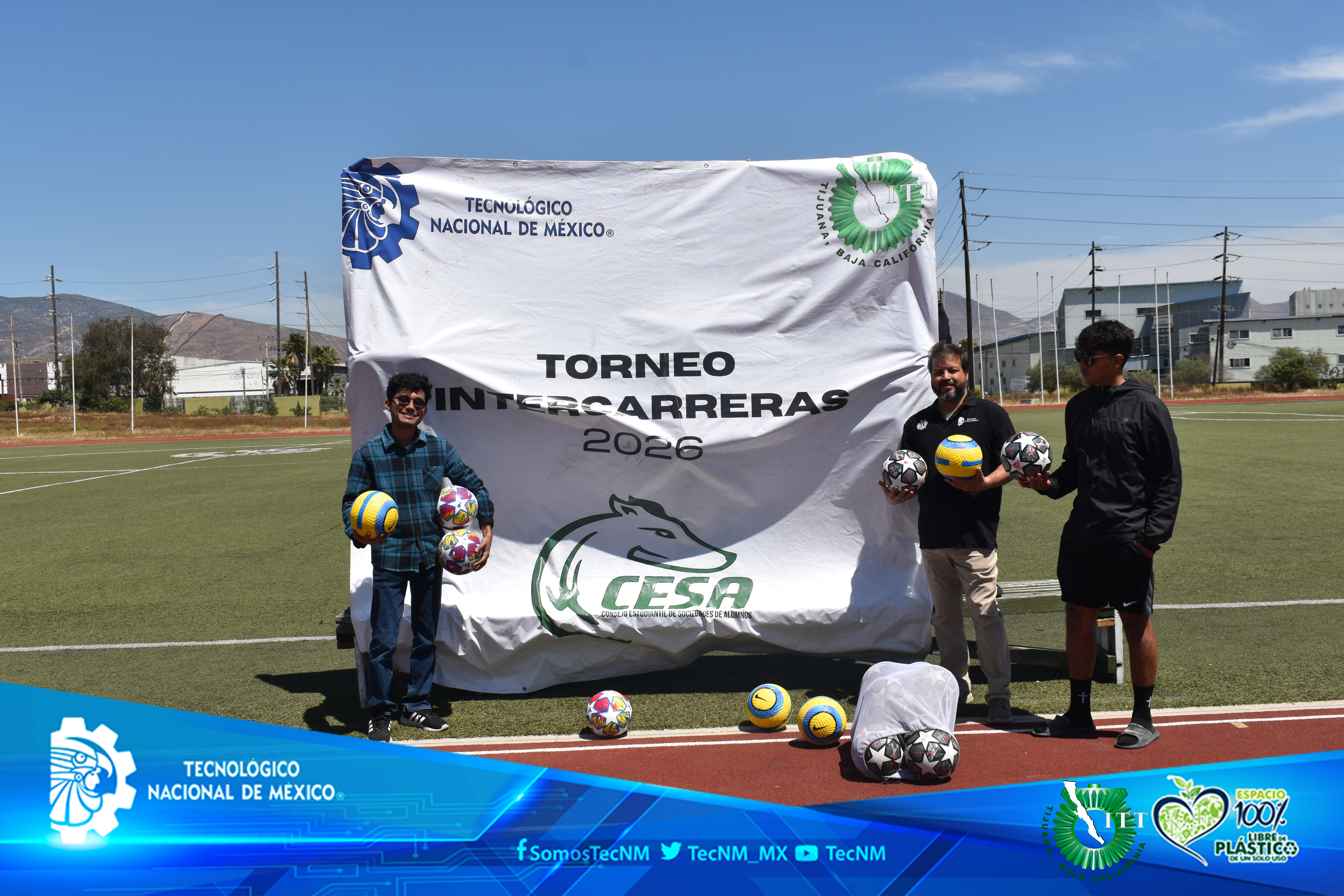 Realizan donativo de balones al Departamento de Actividades Extraescolares