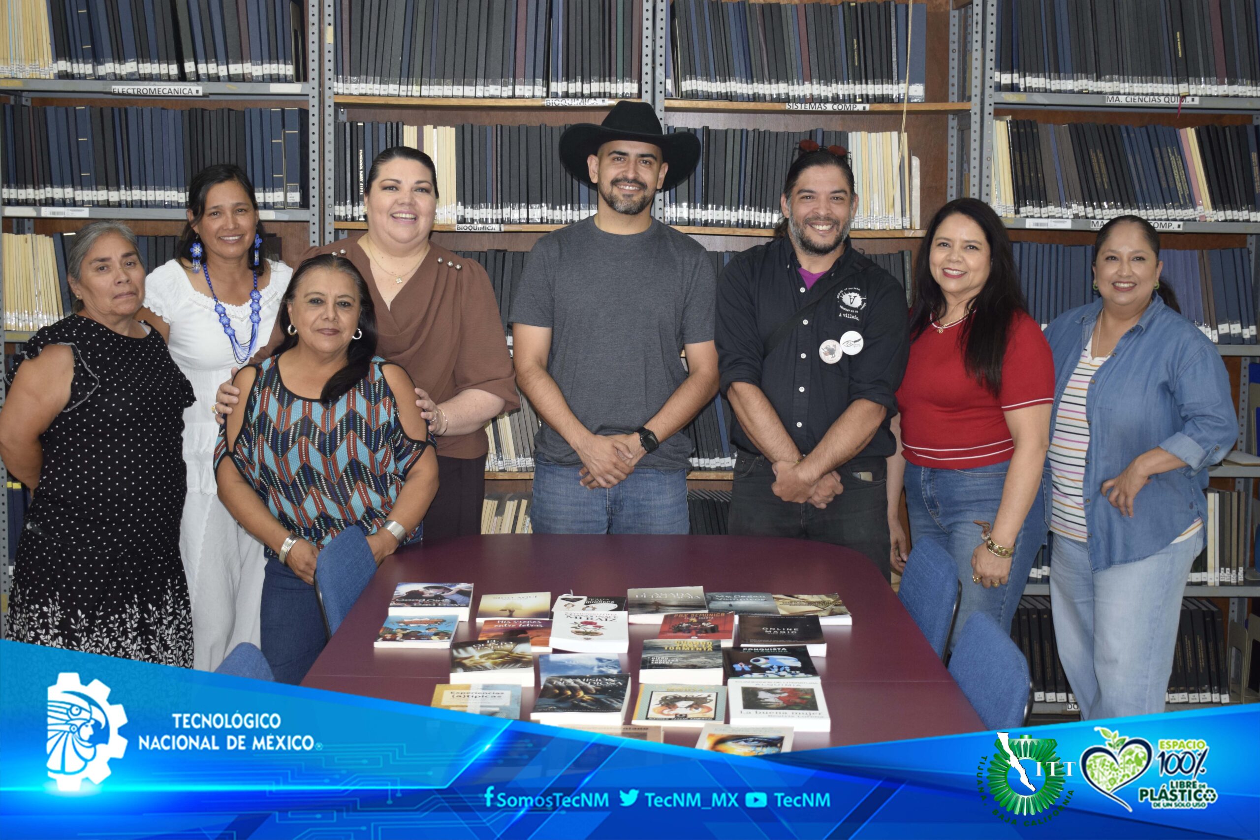 Fortalecen el acervo del Centro de Información con donación de autores locales