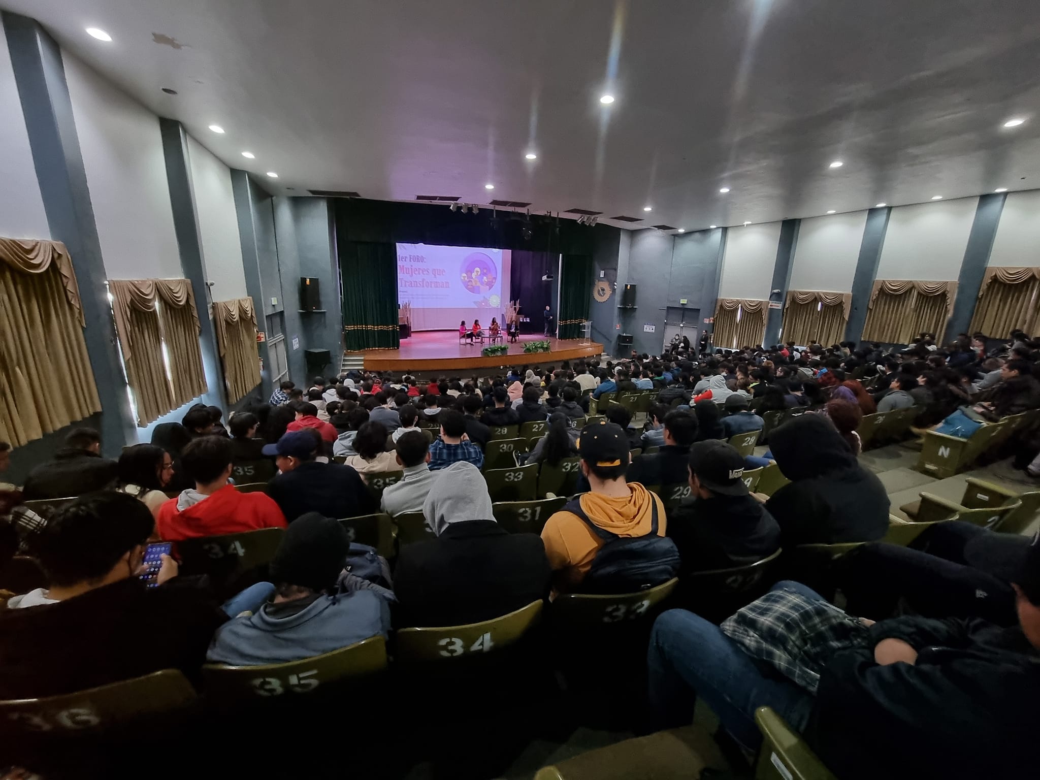 Interesante Foro de Mujeres que Transforman 